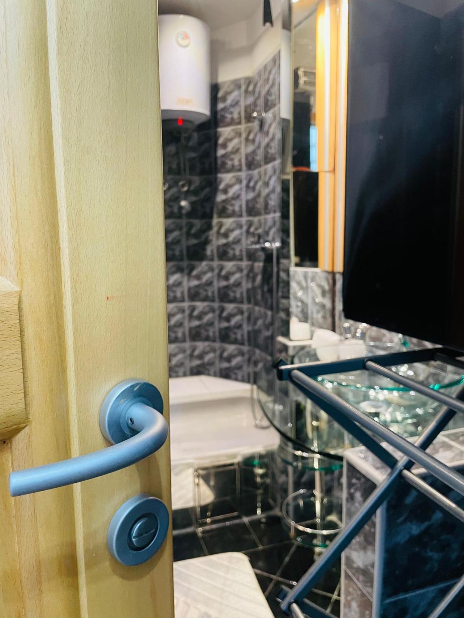 Apartment T&n Studio-center-free Parking,ac,train-bus Station *